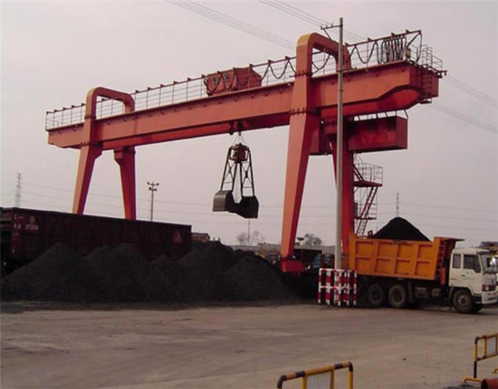 抓斗门式起重机